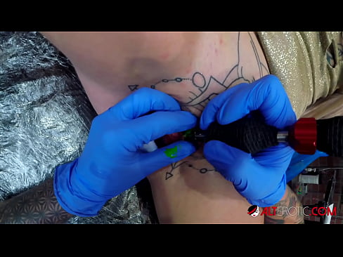 ❤️ Sully Savage mai tsananin jarfa ta yi tattoo a kan kwarin ta ❤️  a mu  ❌️